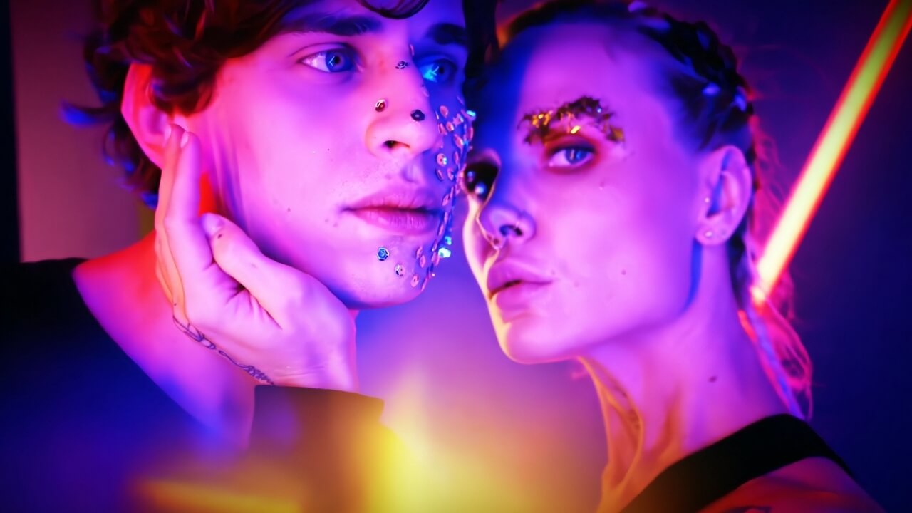 Zwei Herzen im Neonlicht