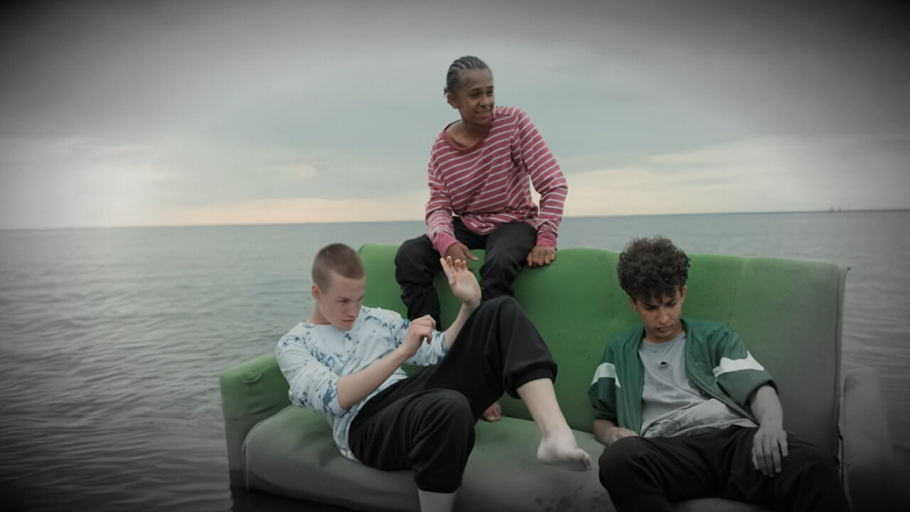 Mit dem Sofa auf dem Meer